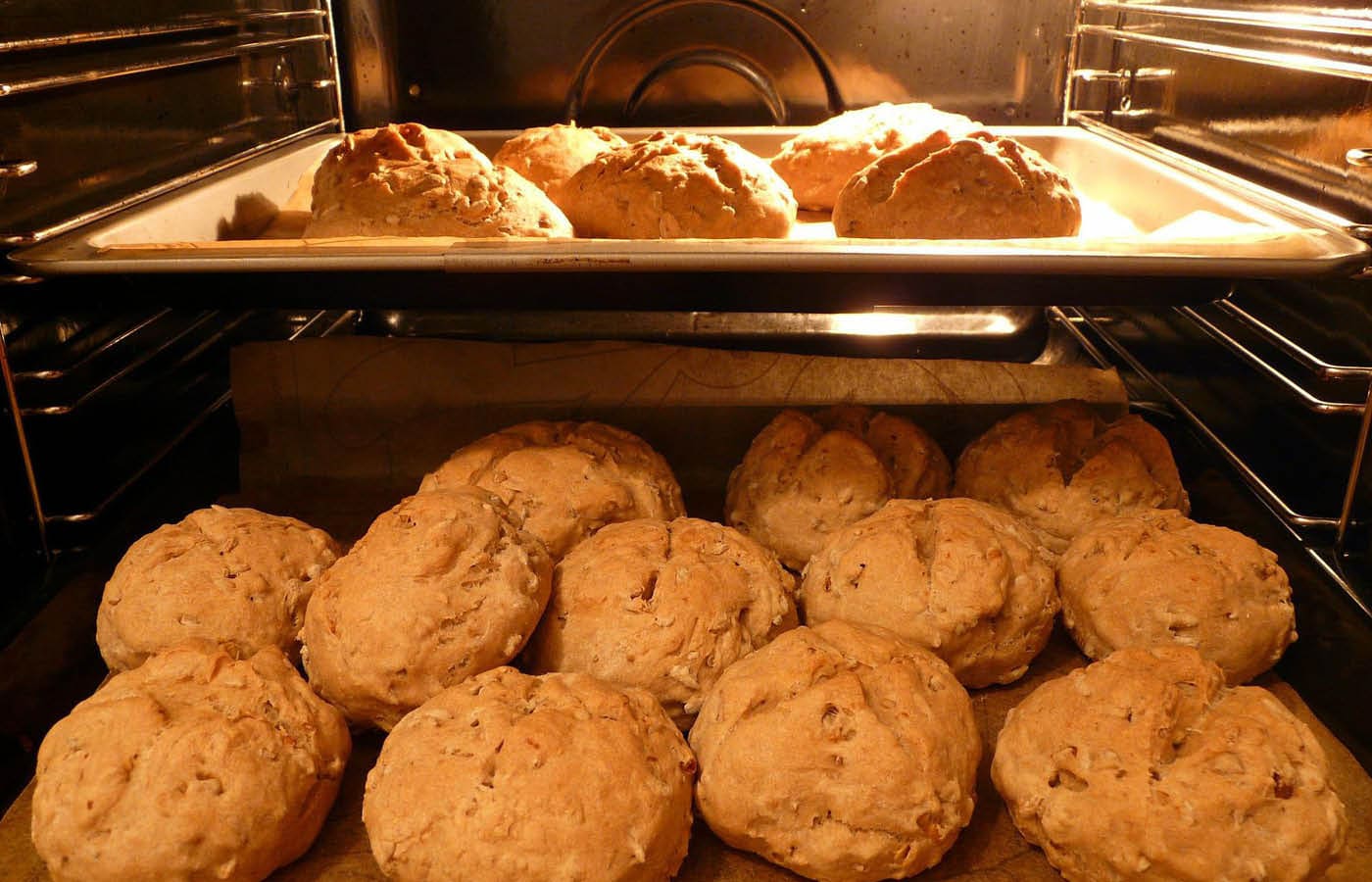 Backofen mit Brötchen
