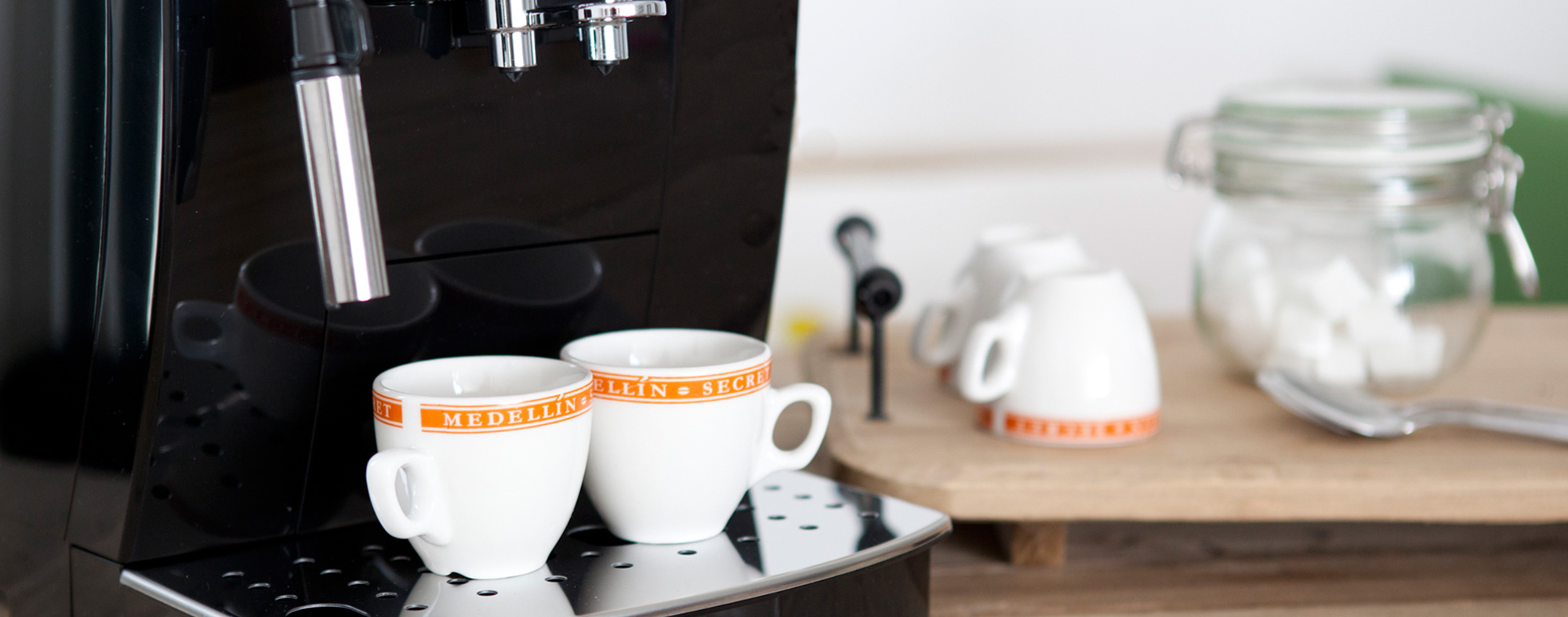 Schwarzer Kaffeevollautomat mit Tassen
