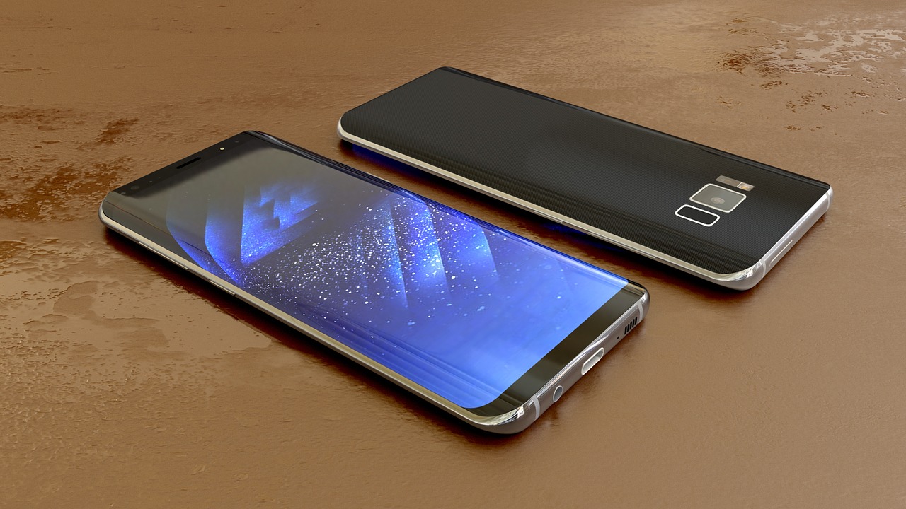 Zwei Samsung Smartphones liegen auf einem Tisch