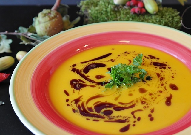 Teller mit Suppe
