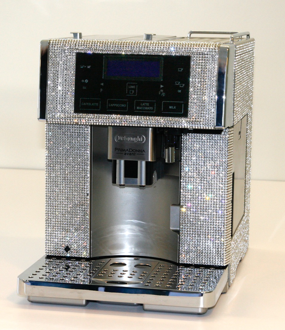 Kaffeevollautomat mit Schmucksteinen besetzt