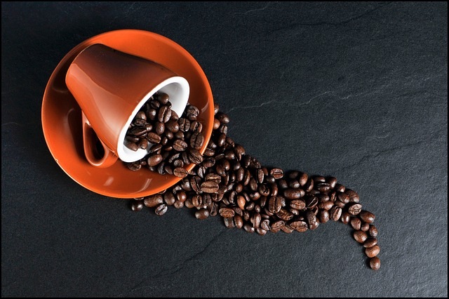 Tasse mit Kaffeebohnen