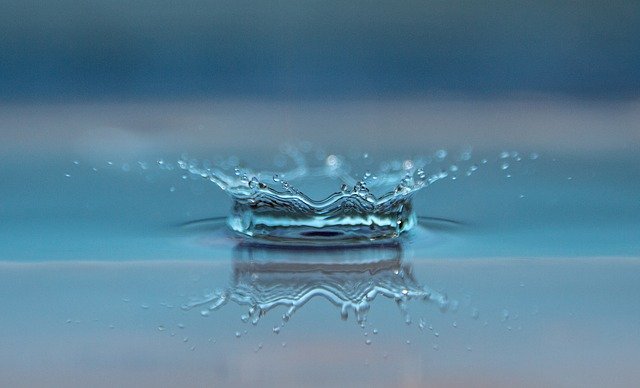 Wassertropfen spritzt