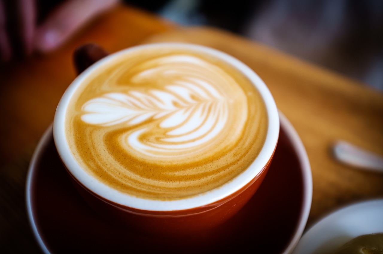 Cappuccino in roter Tasse
