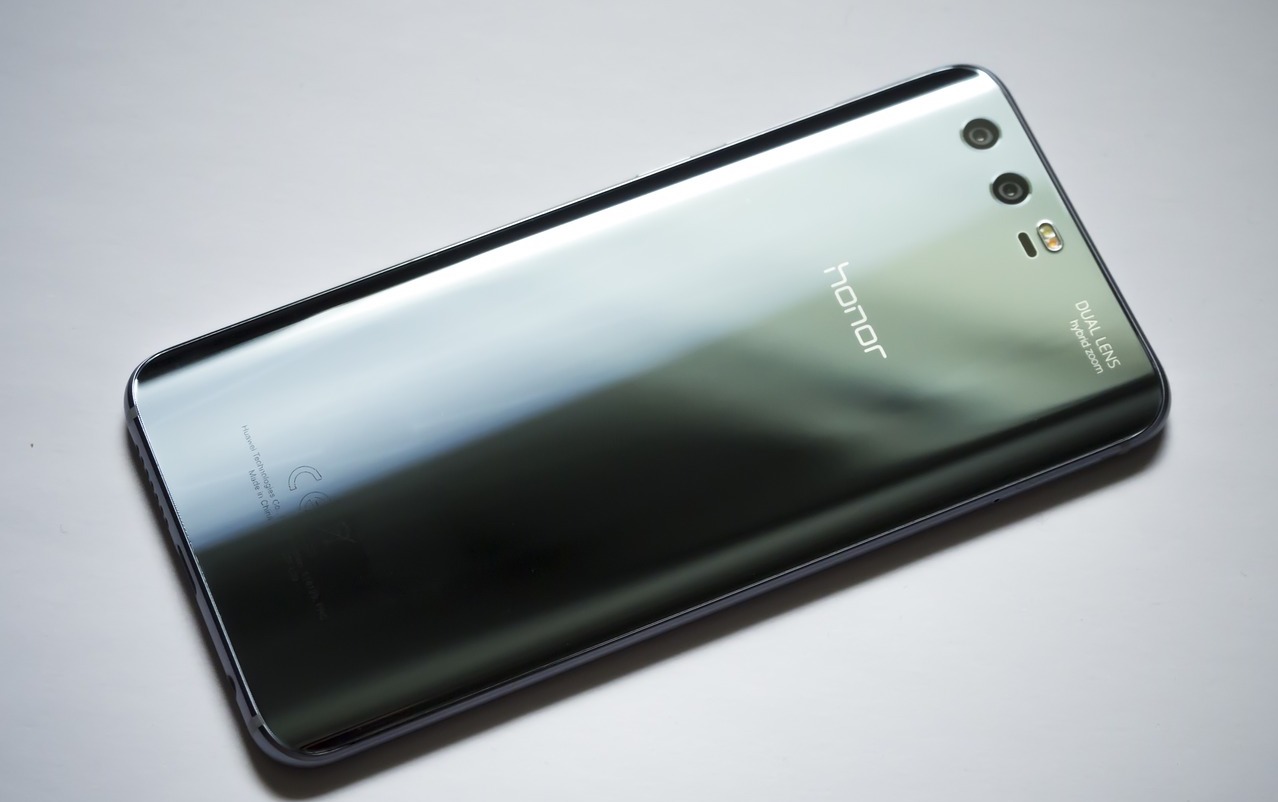 Schwarzes Smartphone auf grauem Untergrund