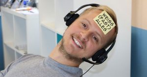 Lächelnder Mann mit Headset