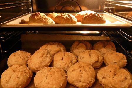 Backofen mit Brötchen