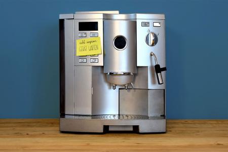 Silberfarbener Kaffeevollautomat