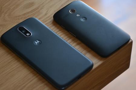 Zwei Motorola Smartphones auf einem Tisch