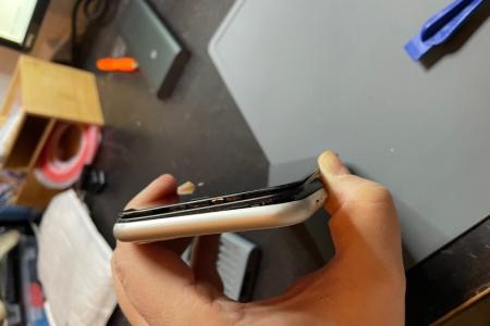 Nach Display-Reparatur nicht wasserdichtes Smartphone