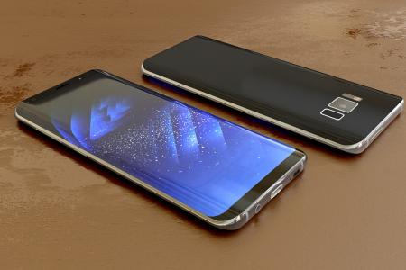 Zwei Samsung Smartphones liegen auf einem Tisch