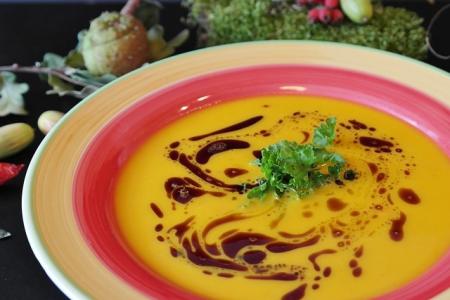 Teller mit Suppe