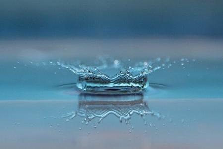 Wassertropfen spritzt