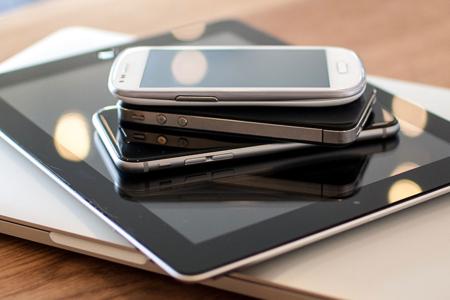 Verschiedene Apple Geräte liegen aufeinander