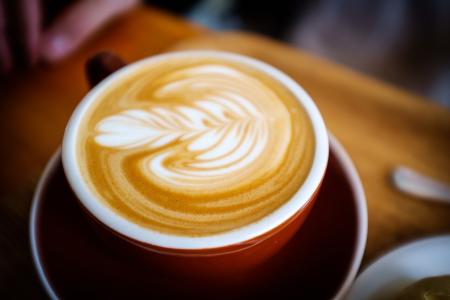 Cappuccino in roter Tasse