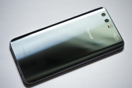 Schwarzes Smartphone auf grauem Untergrund