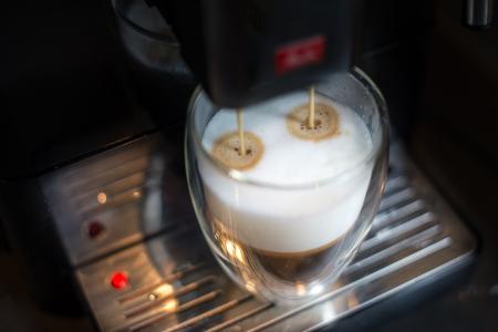 Latte Macchiato aus einem Kaffevollautomaten