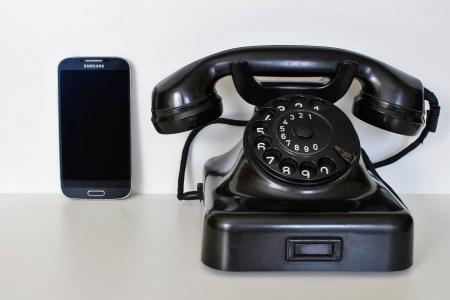 Samsung Smartphone und Wählscheiben Telefon