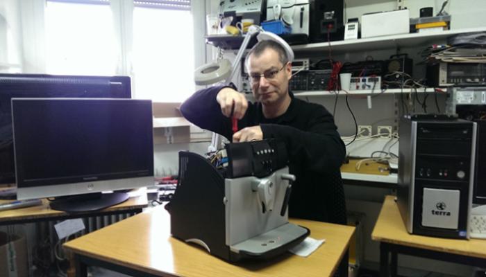 Techniker in der Werkstatt mit Kaffevollautomat