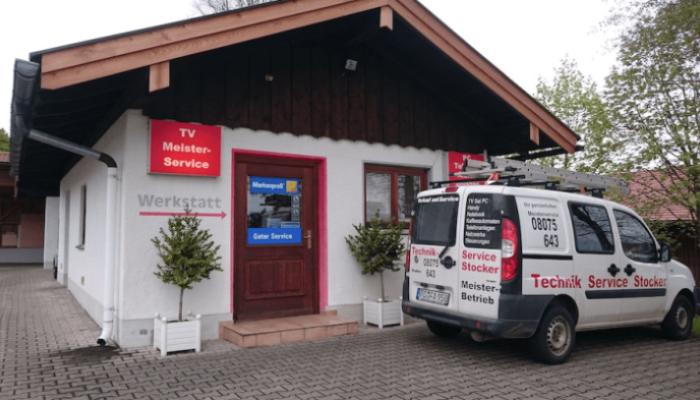 Ladenansicht und Firmenfahrzeug