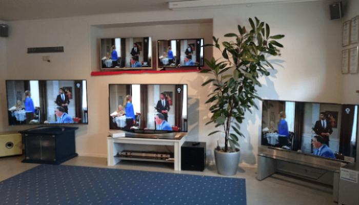 Fernseher im Ausstellungsraum