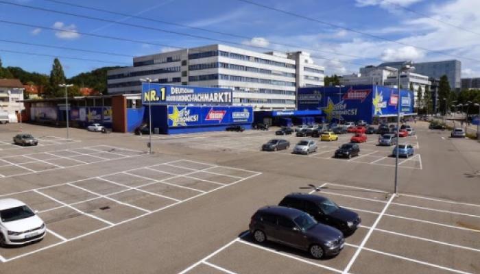 Elsaesser außen mit Parkplatz