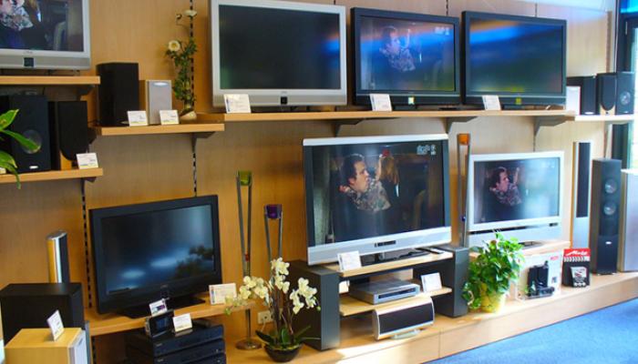 Fernseher im Regal