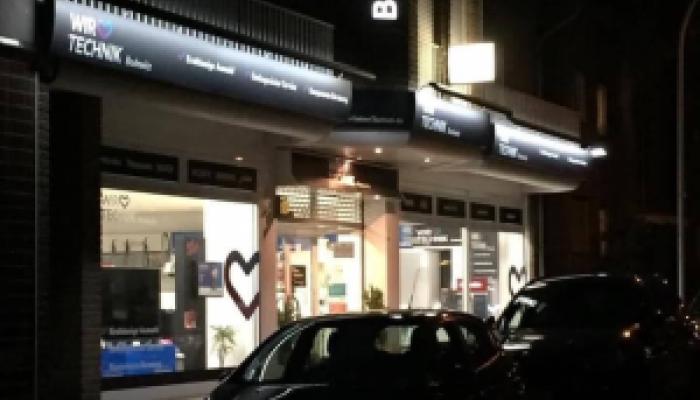 Ladenansicht bei nacht von der Seite