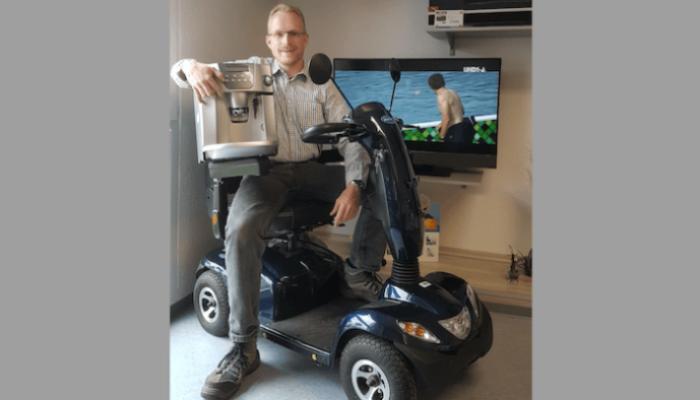 Rolf Ries mit Kaffevollautomat