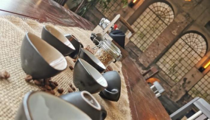 Kaffeetassen und tischdeko