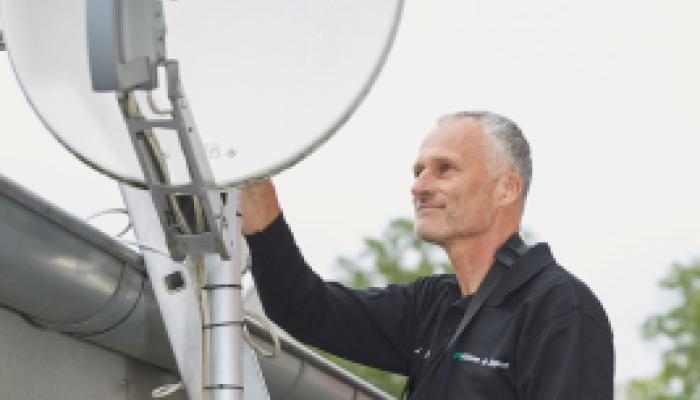 Techniker an der Sat Anlage