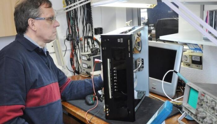 Techniker arbeitet an einem PC