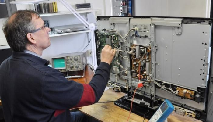 Techniker an einer Platine