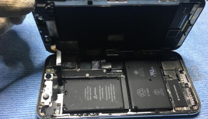 Akku von einem Handy in der Werkstatt