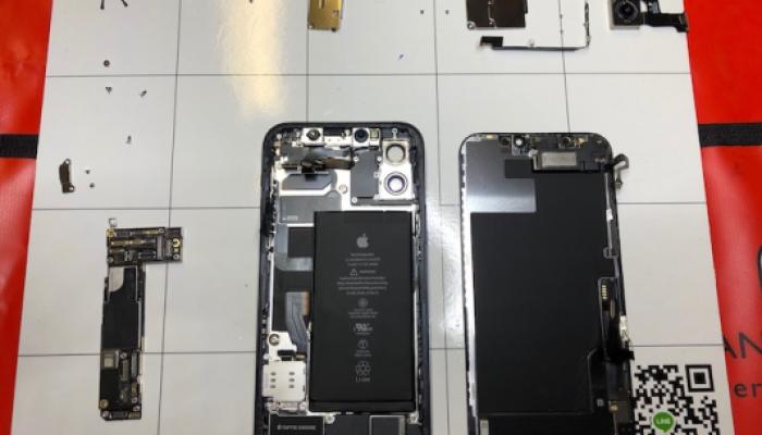 Offenes Handy in der Werkstatt