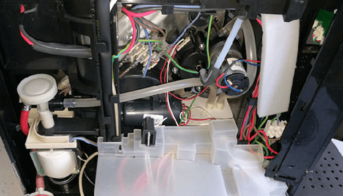 Kaffeemaschine während der Reparatur