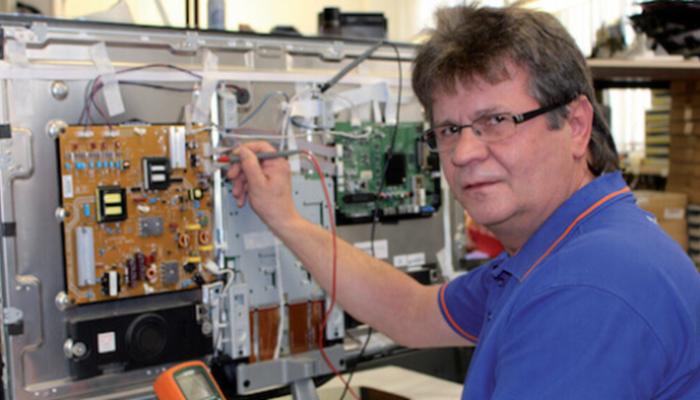 Techniker an Platine