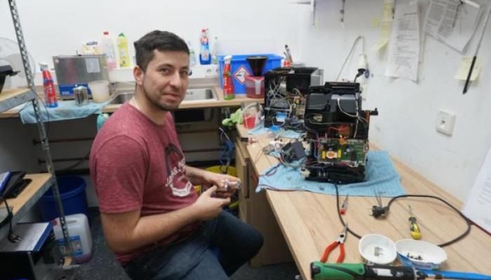 Caffista Techniker in der Werkstatt