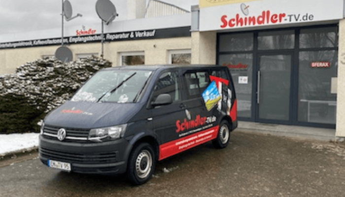 Ladenansicht und Firmenfahrzeug