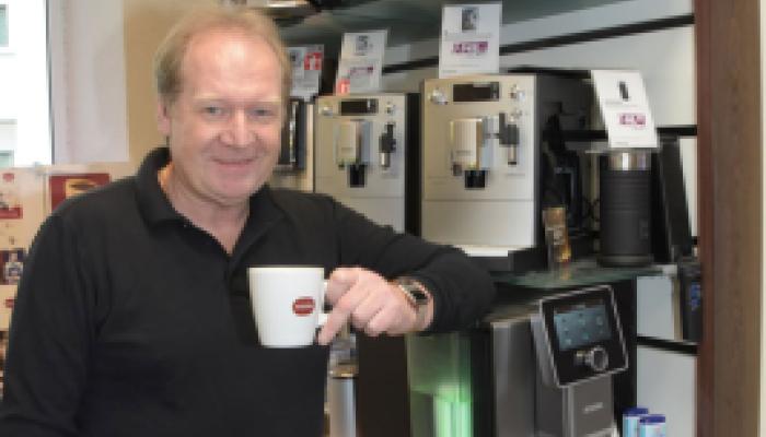 Wolfgang Heckl vor Kaffeemaschine