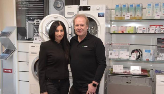 Herr Heckl vor Waschmaschine