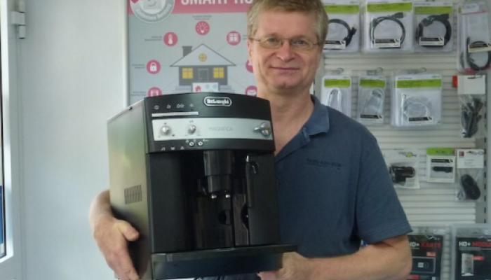 Bernhard Deutschkämer mit Kaffeemaschine