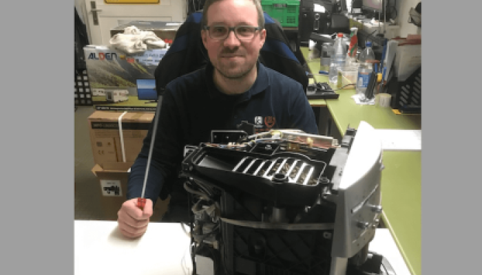 Techniker arbeitet an Kaffeemaschine