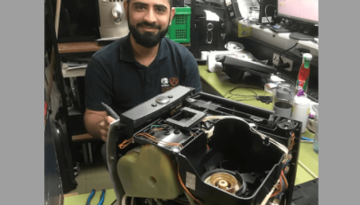 Techniker mit Kaffeemaschine