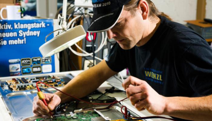 Wenzl Techniker bei der Arbeit