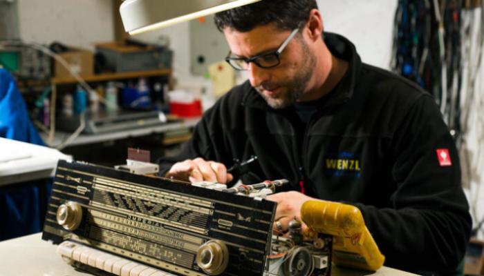 Wenzl Techniker arbeitet an Radio