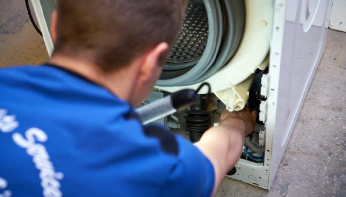 Techniker bei der Reparatur