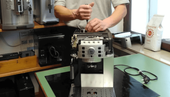 Kaffeemaschine in der Reparatur