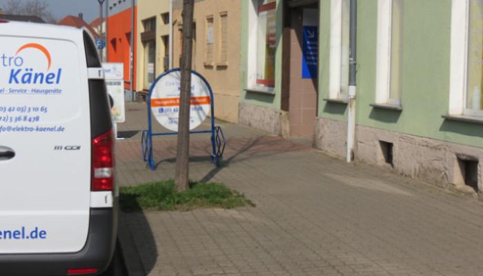 Vor dem Laden