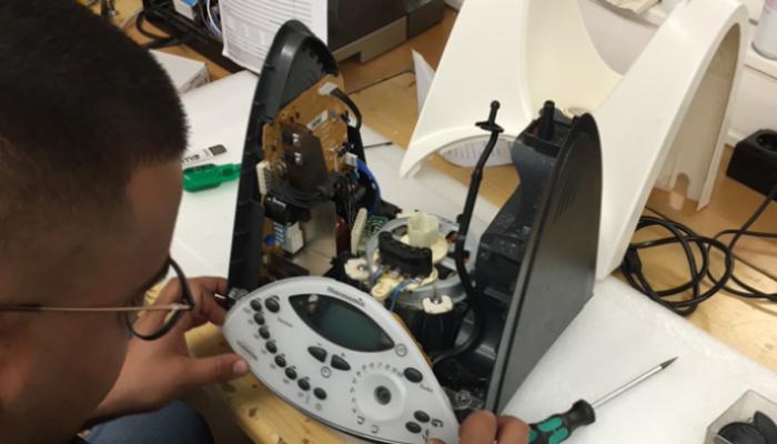 Techniker repariert Thermomix